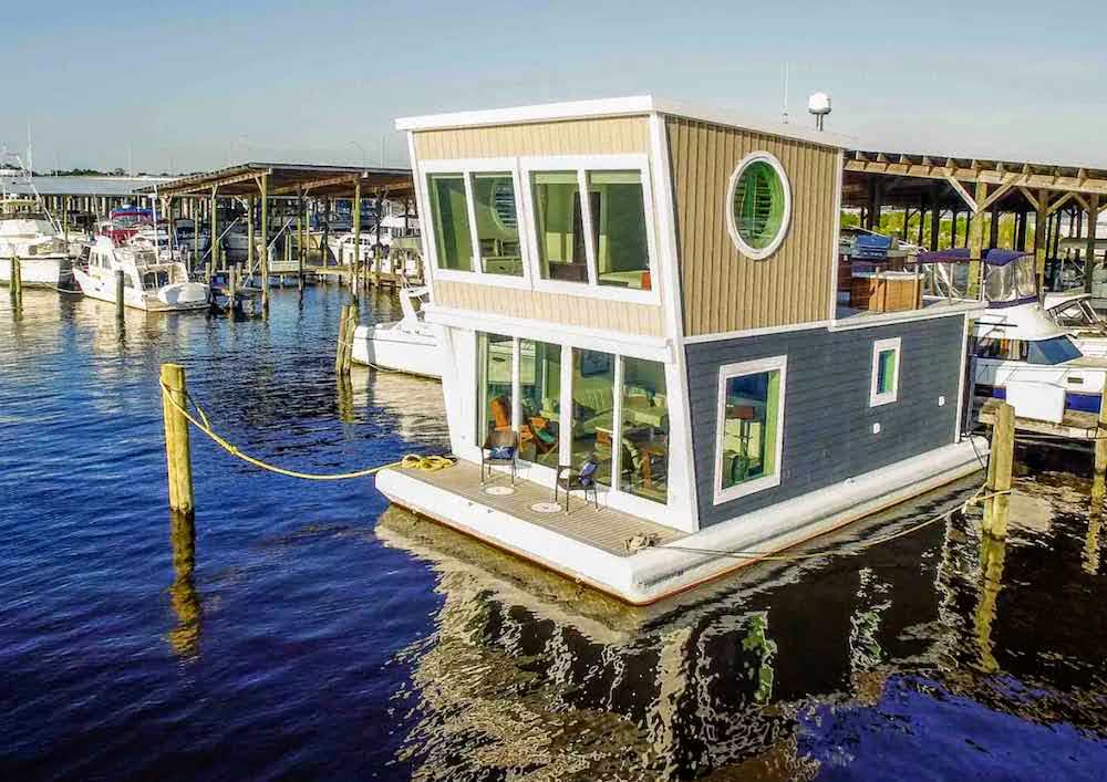 Airbnb houseboat
