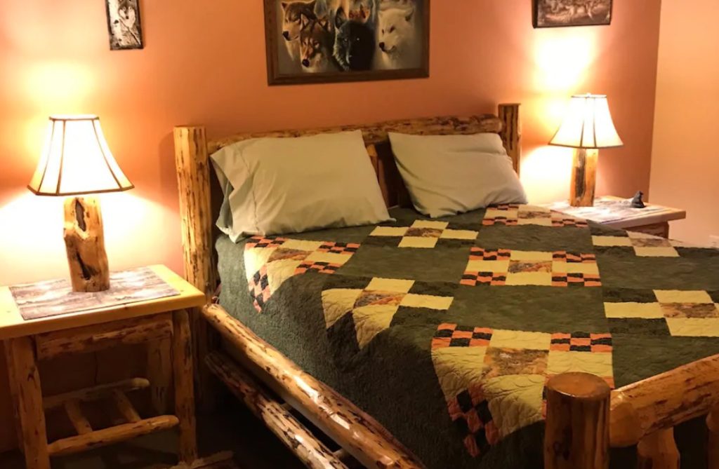 bedroom of maggies rose cabin in hocking hills