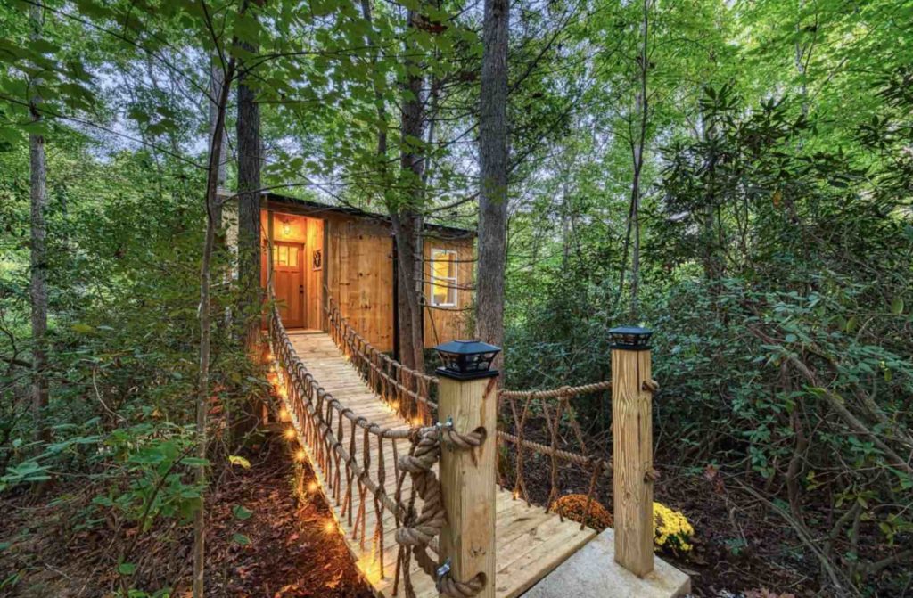 Romantic treehouse rental in asheville