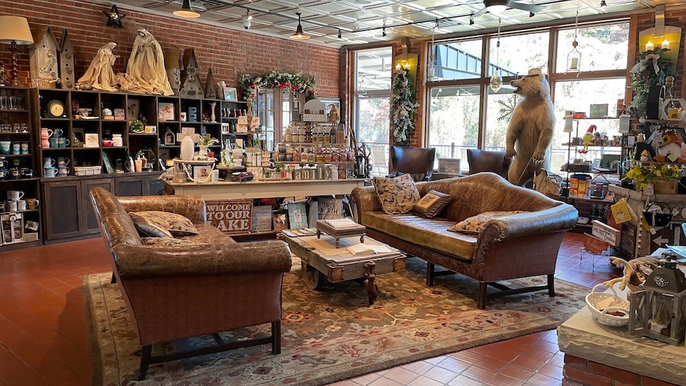 lobby and gift shop of Tapoco Lodge
